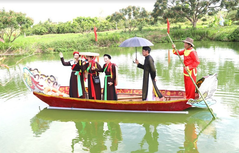 Quan ho (love duet) singing on the boat Quan ho (love duet) singing on the boat