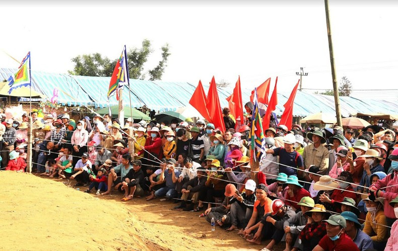 Despite the hot weather in Dak Lak, a large number of people flock to the competition Despite the hot weather in Dak Lak, a large number of people flock to the competition