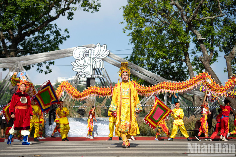 A performance with the theme “The Spirit of Thang Long”. A performance with the theme “The Spirit of Thang Long”.