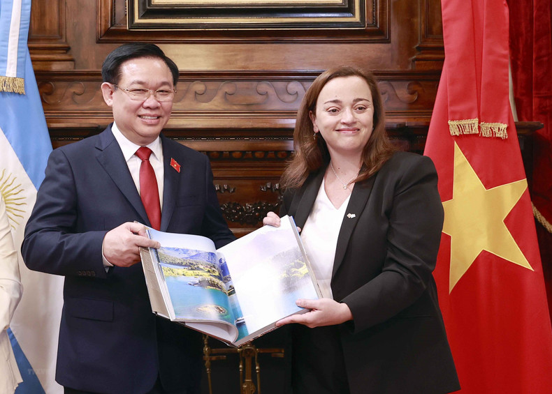 NA Chairman Vuong Dinh Hue and President of the Chamber of Deputies of Argentina Cecilia Moreau exchange gifts.