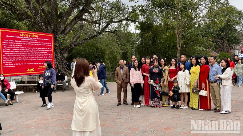 Visiting the Temple is also an opportunity for visitors to take photos with their family and relatives.