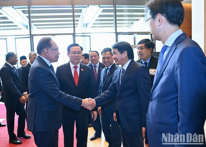 NA Chairman Vuong Dinh Hue introduces members of the Vietnamese delegation attending the reception to the Malaysian Prime Minister.