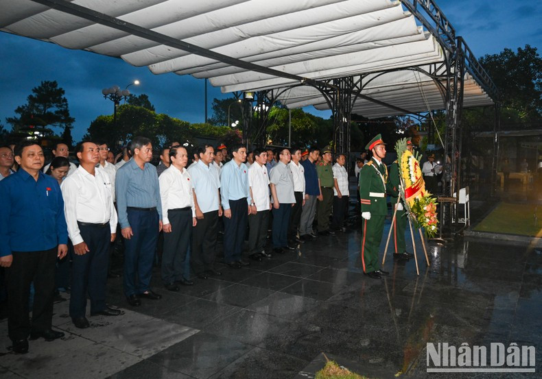 The top legislator commemorates martyrs at the Road 9 National Martyrs Cemetery The top legislator commemorates martyrs at the Road 9 National Martyrs Cemetery