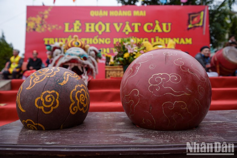 3. The balls are made from jackfruit trees with sizes suitable for competitions of various ages. The 10kg ball is for under 12s and under 17s while the heaviest ball of 20kg is for youths over 18 years old. 3. The balls are made from jackfruit trees with sizes suitable for competitions of various ages. The 10kg ball is for under 12s and under 17s while the heaviest ball of 20kg is for youths over 18 years old.