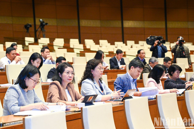 Delegates attend the conference at the Dien Hong meeting room within the NA Building.