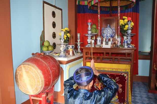An elder offers incense to the God of Sea at Lang Van, a local temple (Photo: VNA) An elder offers incense to the God of Sea at Lang Van, a local temple (Photo: VNA)