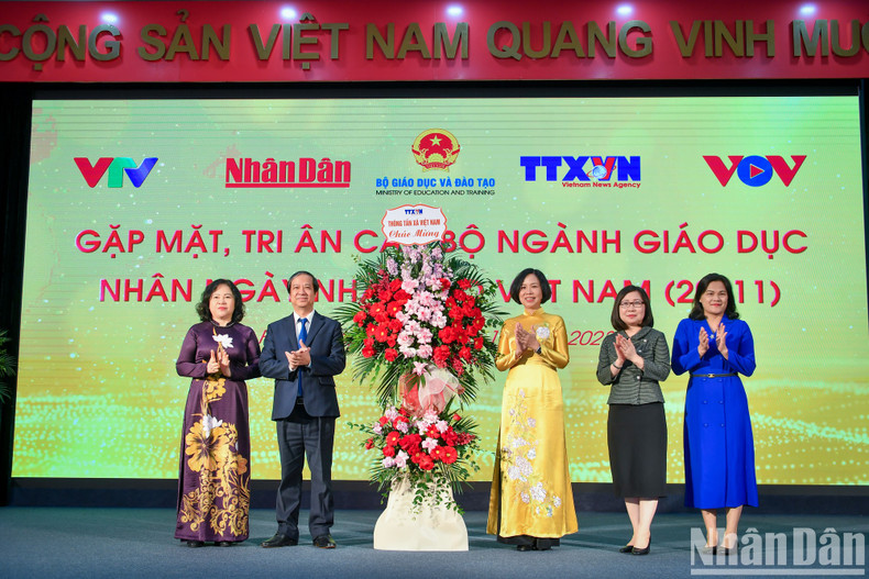 [In Pictures] Media agencies celebrate Vietnamese Teachers’ Day ảnh 7