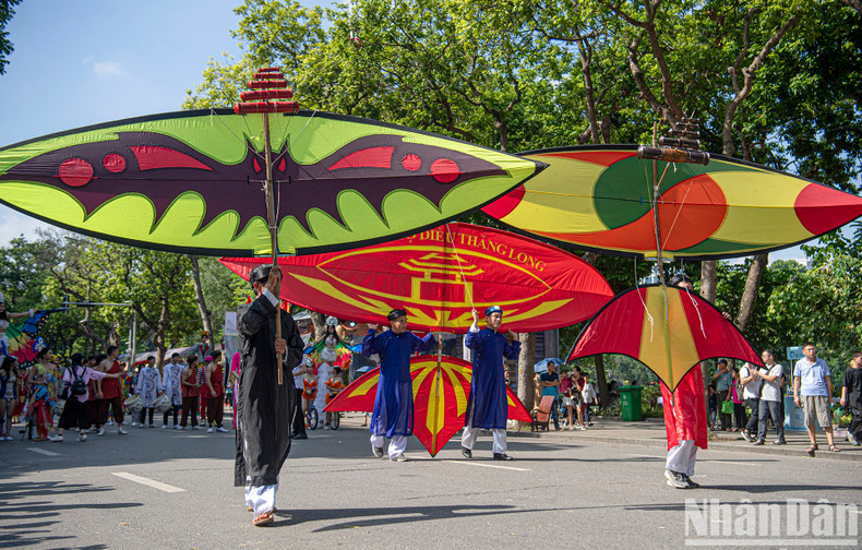 Deputy Director of the Hanoi Promotion Agency Nguyen Thi Mai Anh said that Hanoi Autumn Carnival is the highlight of the Hanoi Autumn Festival. The programme was thoroughly prepared and received the support of districts, organisations, and tourism businesses. This is also an activity to promote the image of Hanoi tourism in a bid to attract more visitors to the Capital. Deputy Director of the Hanoi Promotion Agency Nguyen Thi Mai Anh said that Hanoi Autumn Carnival is the highlight of the Hanoi Autumn Festival. The programme was thoroughly prepared and received the support of districts, organisations, and tourism businesses. This is also an activity to promote the image of Hanoi tourism in a bid to attract more visitors to the Capital.
