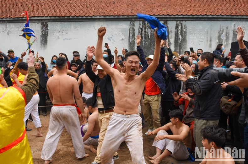 11. The joy of the blue team members when successfully putting the ball into the hole amid the excited cheers of the audience. 11. The joy of the blue team members when successfully putting the ball into the hole amid the excited cheers of the audience.