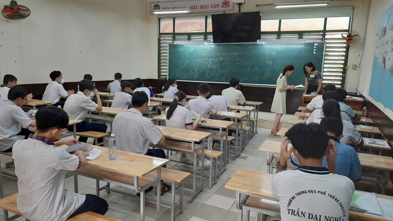 Each exam room has about 20 candidates and two proctors. The first test starts at 8 am and lasts 120 minutes. Candidates who arrive more than 15 minutes late will not be allowed to take the test. Students can only leave the exam room after two-thirds of the test time has passed. Each exam room has about 20 candidates and two proctors. The first test starts at 8 am and lasts 120 minutes. Candidates who arrive more than 15 minutes late will not be allowed to take the test. Students can only leave the exam room after two-thirds of the test time has passed.