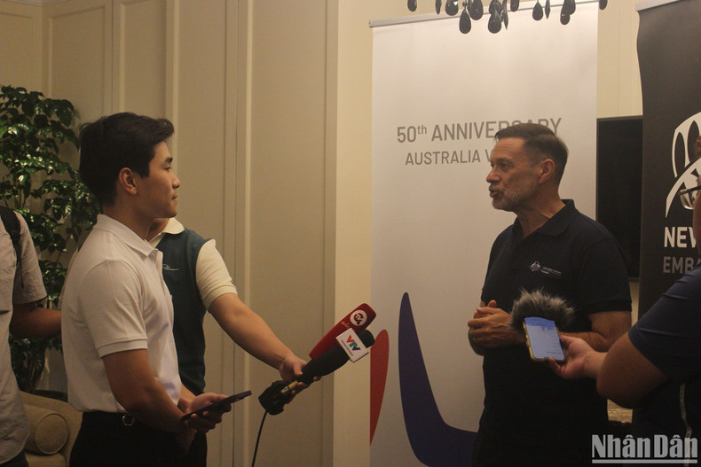 In an interview with Nhan Dan Newspaper, Australian Ambassador Andrew Goledzinowski said: “Although there are many strong teams, I believe that Vietnam and Australia will be able to do amazing things. If Vietnam’s team goes further, I will return to Australia to watch your team live.” In an interview with Nhan Dan Newspaper, Australian Ambassador Andrew Goledzinowski said: “Although there are many strong teams, I believe that Vietnam and Australia will be able to do amazing things. If Vietnam’s team goes further, I will return to Australia to watch your team live.”