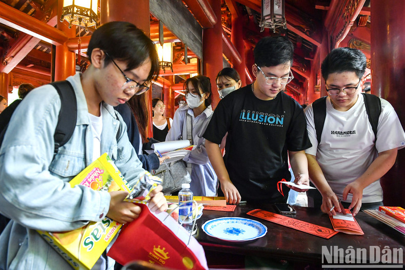 High-school students visit Temple of Literature to pray for good luck ahead of graduation exam ảnh 5 High-school students visit Temple of Literature to pray for good luck ahead of graduation exam ảnh 5