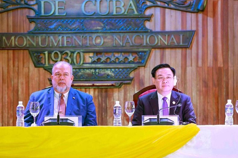NA Chairman Vuong Dinh Hue and Cuban Prime Minister Manuel Marrero Cruz attend the Forum. (Photo: DOAN TAN)