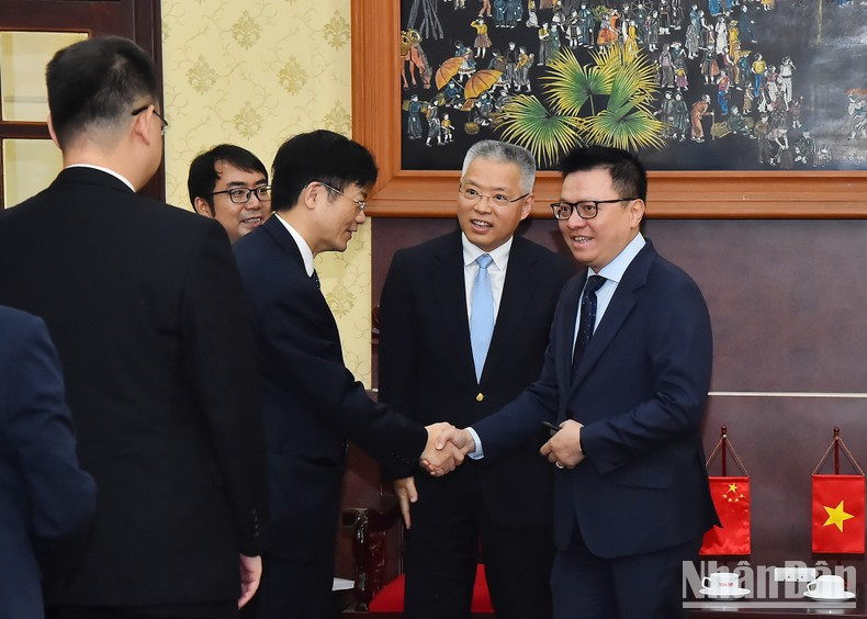 Nhan Dan Newspaper Editor-in-Chief Le Quoc Minh and members of the delegation of the International Department of the CPC Central Committee.