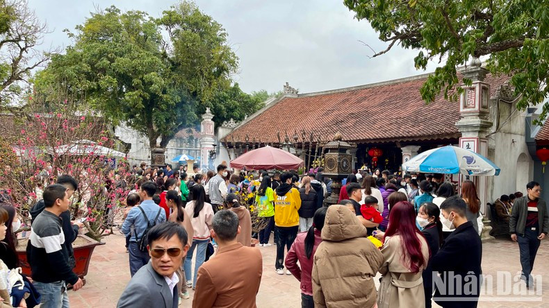 The yard of Co Trach Temple, dedicated to national hero Tran Quoc Tuan (General Tran Hung Dao), is filled with tourists who come to offer incense and perform spiritual rites.
