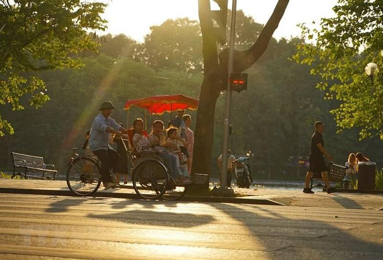 Tourists enjoy Hanoi’s autumn. (Photo: Khanh Hoa/VNA)