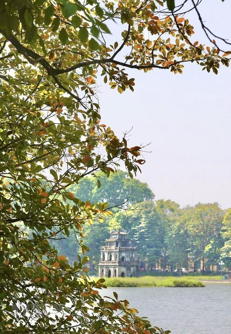Hoan Kiem Lake with many colours in late autumn. (Photo: Hoang Hieu/VNA)