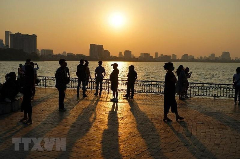 Autumn sunset is always the most beautiful time for West Lake. (Photo: VNA)