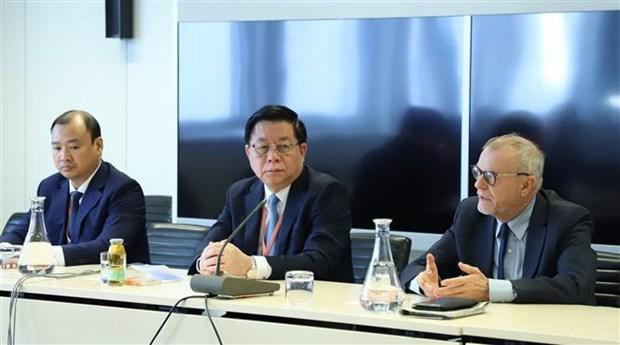 Secretary of the CPV Central Committee and Chairman of its Commission for Information and Education Nguyen Trong Nghia (C) at the meeting with Austrian officials. (Photo: VNA) Secretary of the CPV Central Committee and Chairman of its Commission for Information and Education Nguyen Trong Nghia (C) at the meeting with Austrian officials. (Photo: VNA)