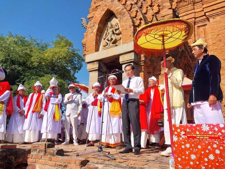 The representative of Ninh Thuan province congratulated the Cham people at the ceremony. The representative of Ninh Thuan province congratulated the Cham people at the ceremony.