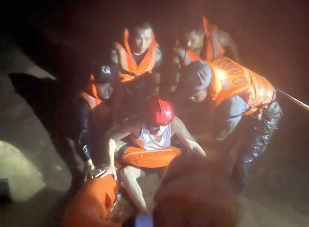 Rescuers help a man hit by flooding in Da Nang (Photo: VNA) Rescuers help a man hit by flooding in Da Nang (Photo: VNA)