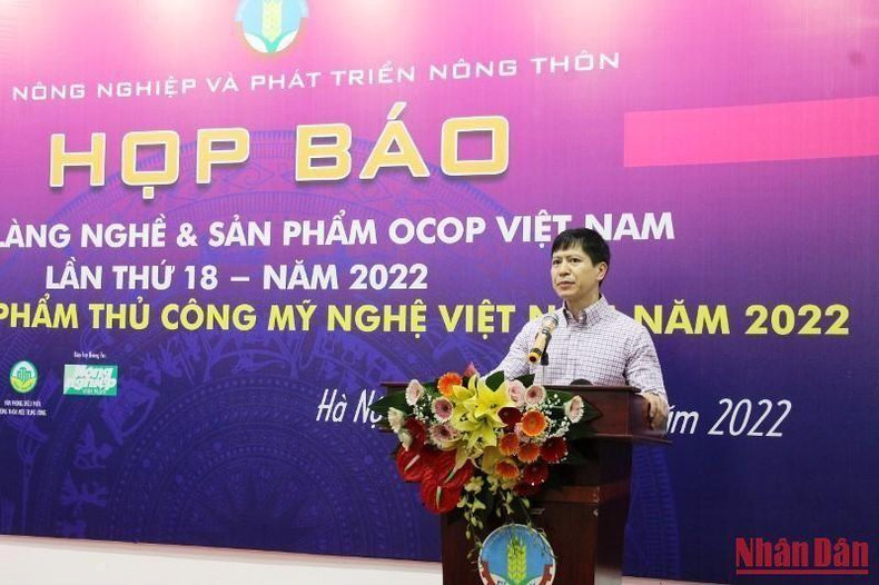 Nguyen Minh Tien, Director of Agritrade spoke at the press conference.