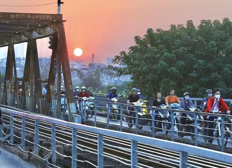 Sunset on Long Bien bridge. (Photo: Hoang Hieu/VNA)