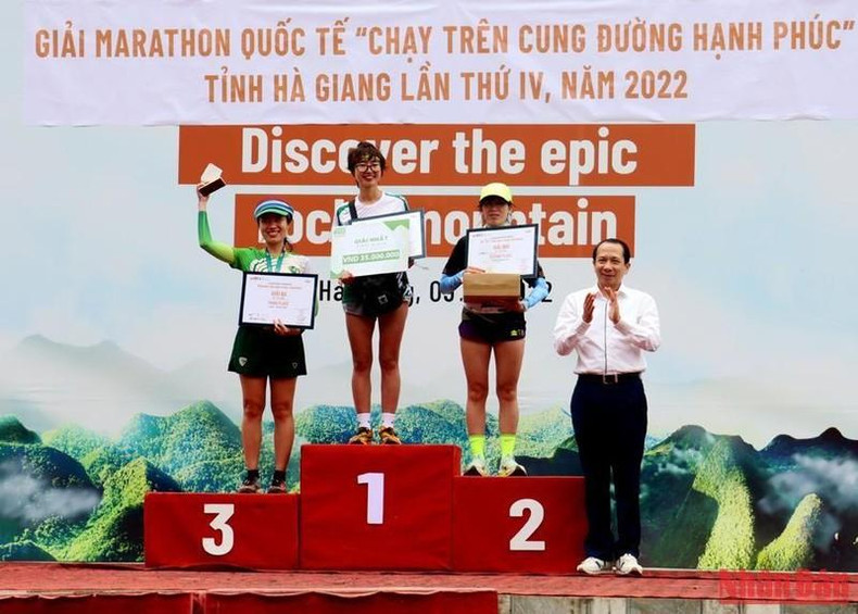 Vice Chairman of the People's Committee of Ha Giang Province Tran Duc Quy presents prizes to the female athletes who competed in the 42km distance.