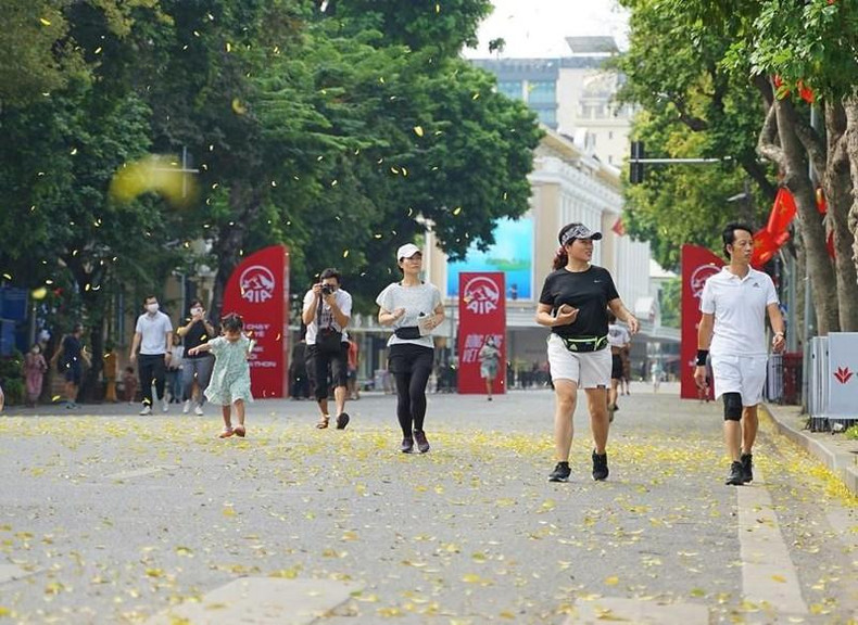 Hanoi people in the autumn days