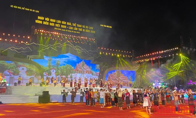 Actors and artisans from Vietnam and Laos perform art programmes at the opening ceremony of the festival.