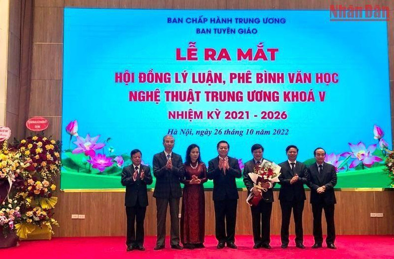 Nguyen Trong Nghia and the leadership of the Central Council for the Theory and Criticism of Literature and the Arts for the 2021-2026 term.