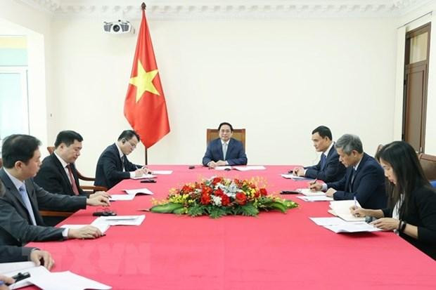 PM Pham Minh Chinh and officials of Vietnam attend the phone talks (Photo: VNA)
