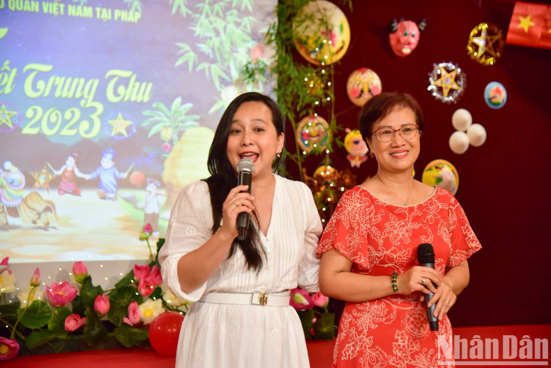 To help children of officials of Vietnamese representative agencies have unforgettable memories of a traditional Mid-Autumn Festival, the Vietnamese Embassy in France launched a lantern contest.