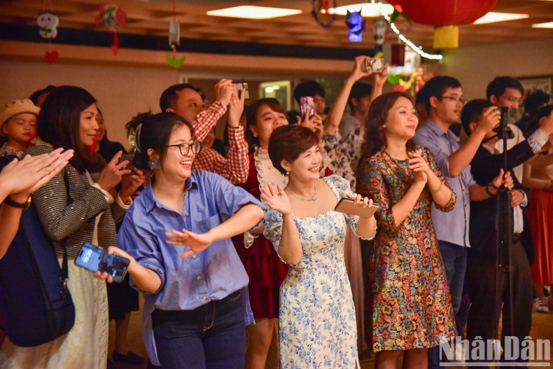 Officials of Vietnamese representative agencies in France are busy preparing for the Mid-Autumn Festival for children, but it is also like returning to the Mid-Autumn Festival in their childhood memories.