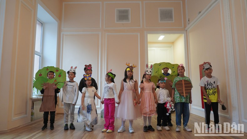 Students performing a musical performance at the closing ceremony of the course. (Photo: XUAN HUNG)