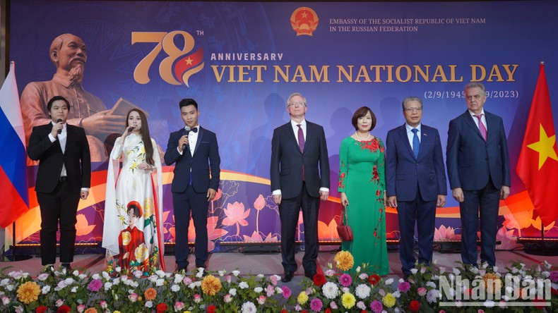 Ambassador Dang Minh Khoi and the Russian leader presided over the flag-raising ceremony of Vietnam and Russia at the ceremony. (Photo: XUAN HUNG)