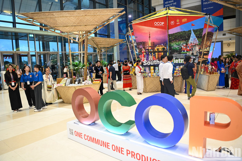 Exhibition space for One Commune One Products (OCOPs), and innovative technology products. Exhibition space for One Commune One Products (OCOPs), and innovative technology products.