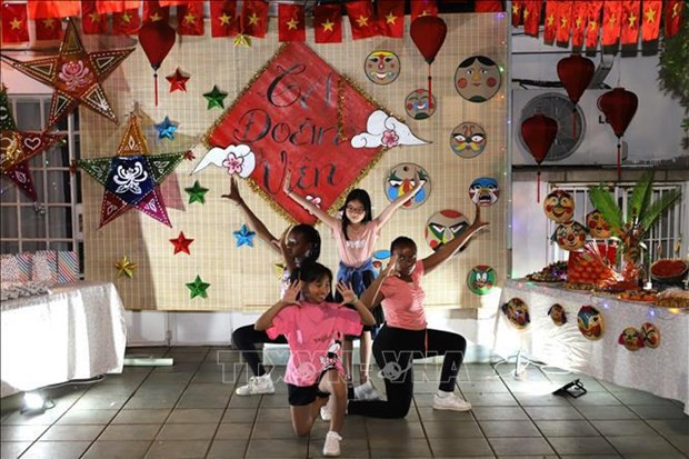 Children perform at the Mid-Autumn Festival celebration in South Africa (Photo: VNA)