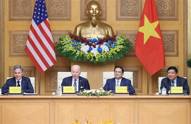 Prime Minister Pham Minh Chinh (second from right) and US President Joseph R. Biden (second from left) at the Vietnam - US Innovation and Investment Summit (Photo: VNA)