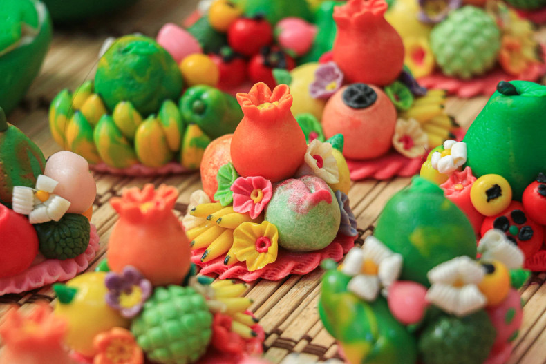 Making a 'five-fruit tray'-shaped 'to he' model for the Mid-Autumn Festival seems simple but requires effort. To create the product, the ingredients must include careful measures of glutinous rice flour, white sugar, water, tapioca starch, and food colouring. The smaller the fruit tray, the more time it will take to make. Making a 'five-fruit tray'-shaped 'to he' model for the Mid-Autumn Festival seems simple but requires effort. To create the product, the ingredients must include careful measures of glutinous rice flour, white sugar, water, tapioca starch, and food colouring. The smaller the fruit tray, the more time it will take to make.