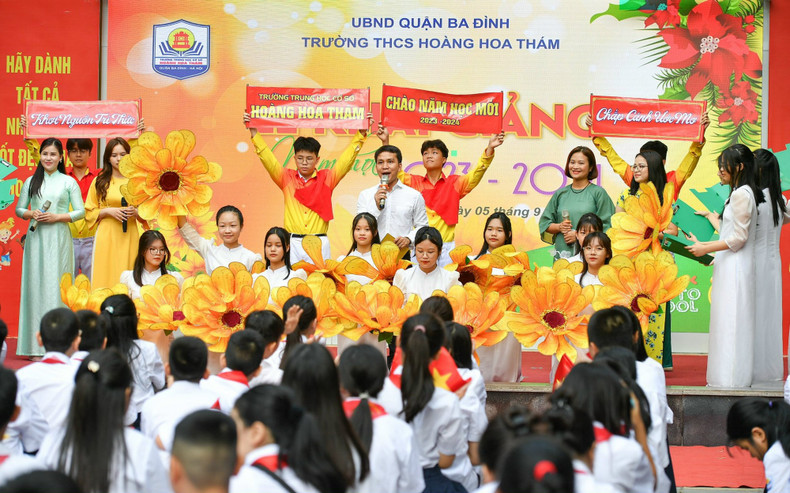 In Ba Dinh district, teachers and students of Hoang Hoa Tham Secondary School held the opening ceremony of the 2023-2024 school year. (Photo: THANH DAT)