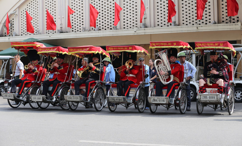 The musicians stopped and performed in front of Dong Xuan Market.