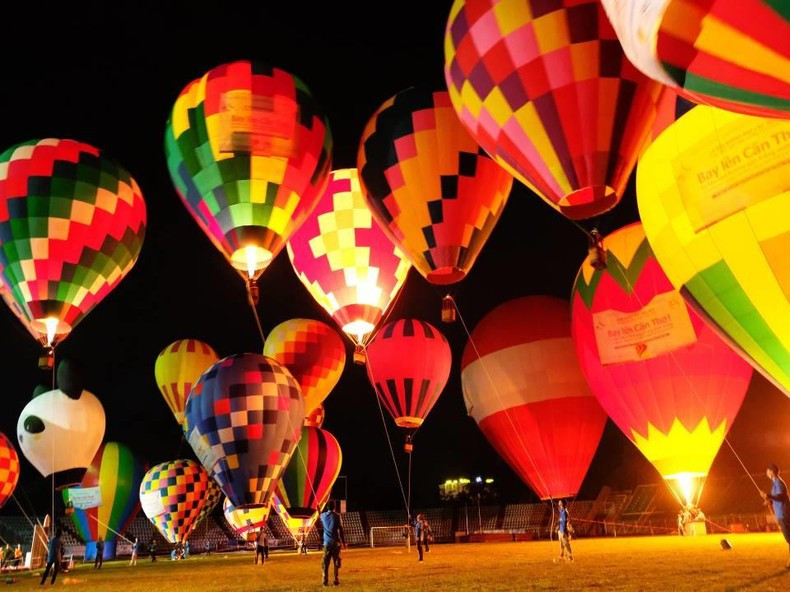 The hot air balloons create an impressive scene to attract tourists. The hot air balloons create an impressive scene to attract tourists.