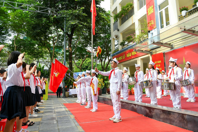 The flag-raising ceremony took place solemnly. (Photo: THANH DAT)