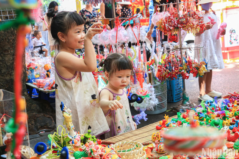 Children are unable to resist the colourful 'to he', so they immediately picked them up and tried to play. Children are unable to resist the colourful 'to he', so they immediately picked them up and tried to play.