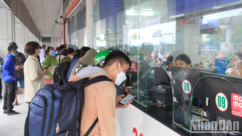 Tran Quoc Hao, from Kien Giang province, said: "I took advantage of my work arrangements, so I returned to my hometown tonight to avoid crowds, the ticket price increased insignificantly compared to normal days".