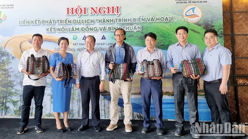 Leaders of Lam Dong Department of Culture, Sports and Tourism and Lam Dong-Da Lat Tourism Association giving gifts to delegates attending the conference.