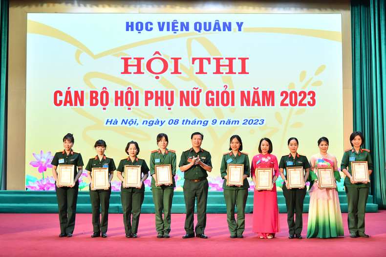 Colonel Doan Van Mau, Deputy Head of Politics of the Military Medical Academy, and Deputy Head of the Organizing Committee of the contest, awarding certificates to individuals with outstanding achievements. Colonel Doan Van Mau, Deputy Head of Politics of the Military Medical Academy, and Deputy Head of the Organizing Committee of the contest, awarding certificates to individuals with outstanding achievements.