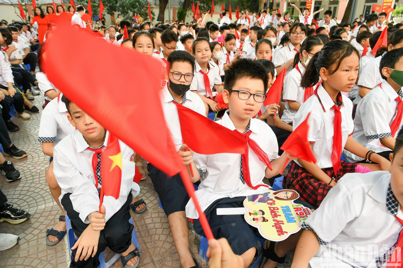 Students of all grades enter the new school year with much joy and new hope. (Photo: THANH DAT)