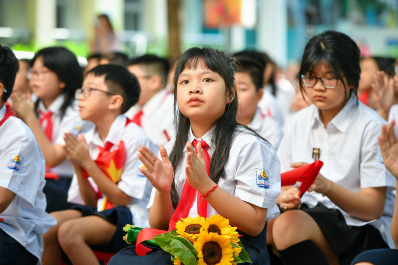 Excitement and nervousness are the common feelings of students when returning to school. (Photo: THANH DAT)